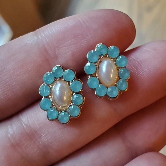 NWOT Pearl Flower Aqua Earrings - Picture 3 of 10